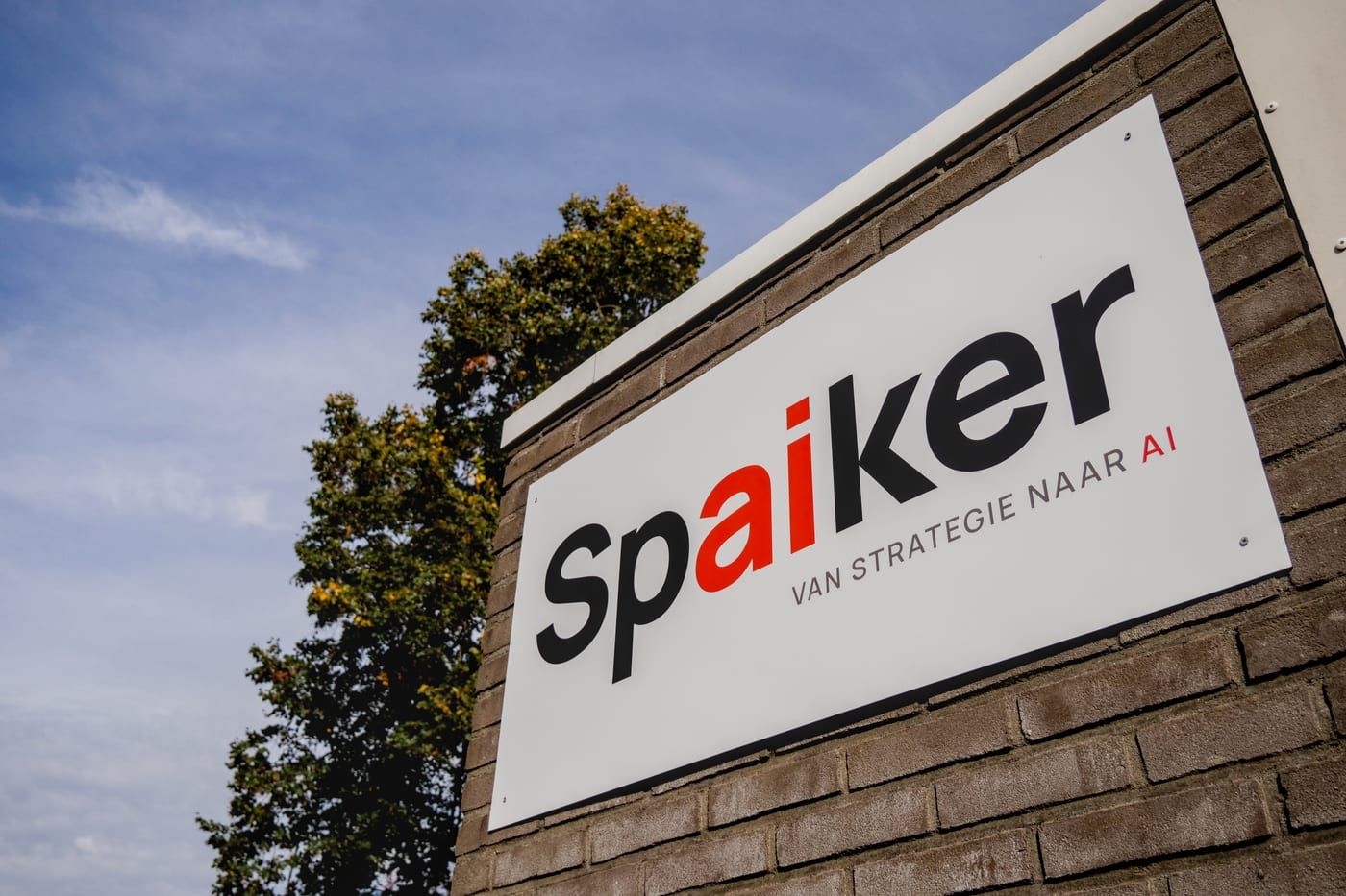 Het bord van Spaiker op de gevel van het kantoor aan de J.J. van Deinselaan in Enschede